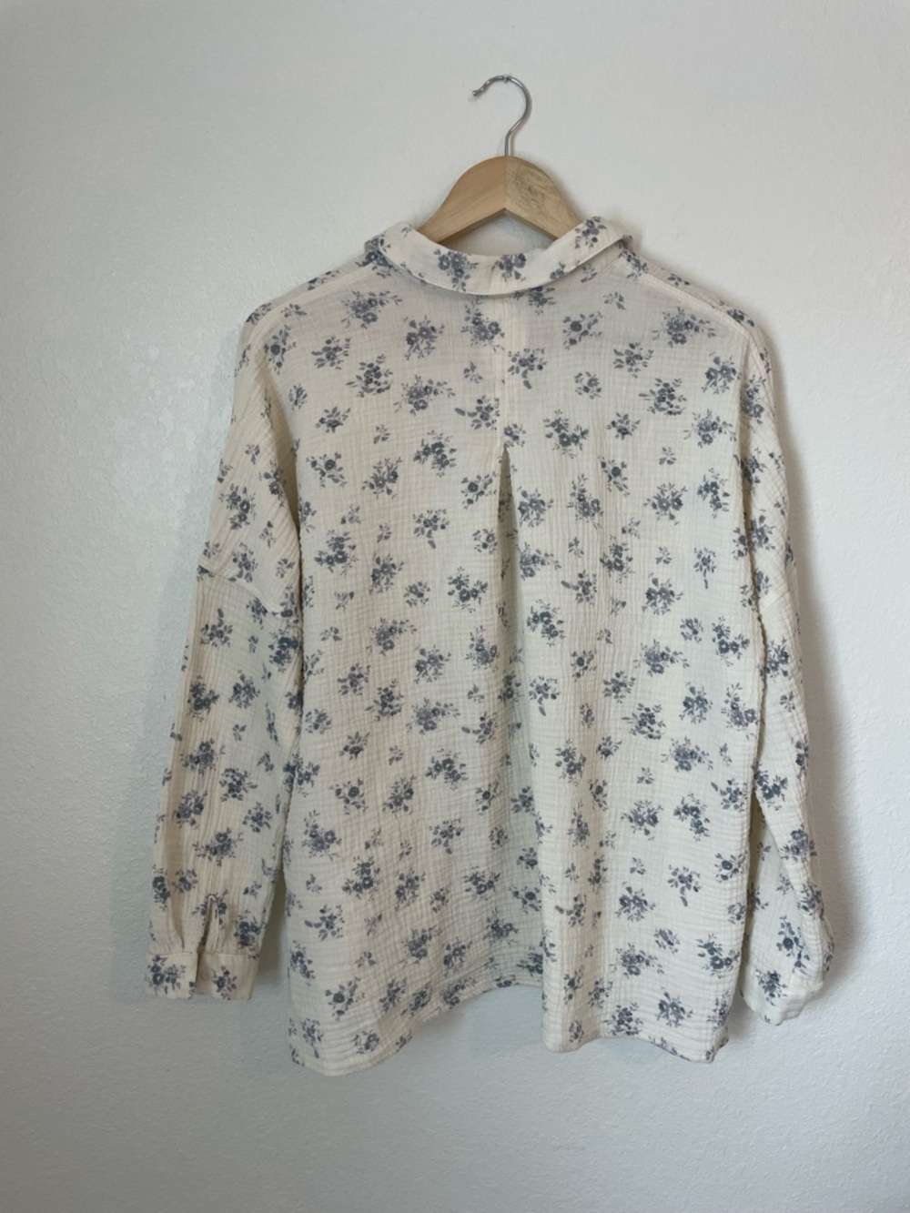Neuflora Floral Button Top - Picture 3 of 5